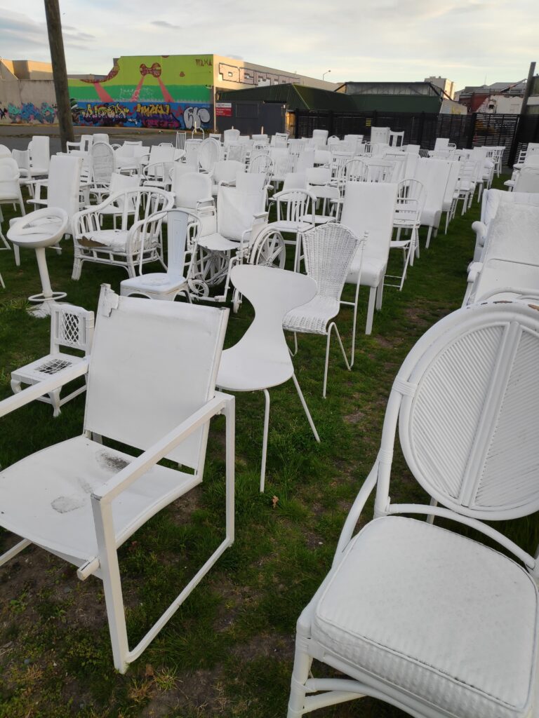 Las sillas blancas de las victimas del terremoto de Christchurch